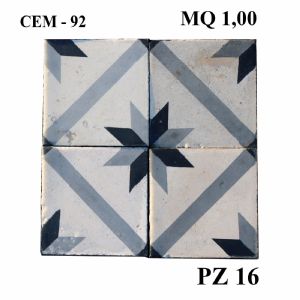 Pavimentação antiga em ladrilhos de cimento de 25x25 cm. Época: início de 1900.